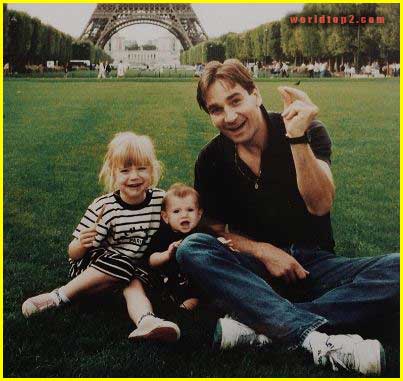 Elizabeth Debicki childhood photo with her sister and father