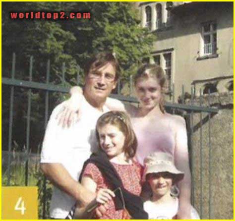 Elizabeth Debicki with her father and siblings