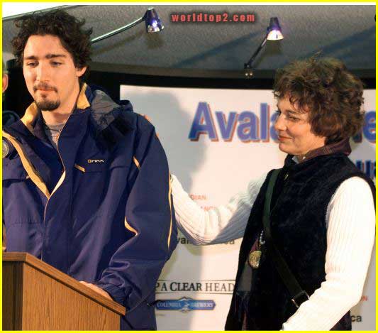 Justin Trudeau young age photo with his mother