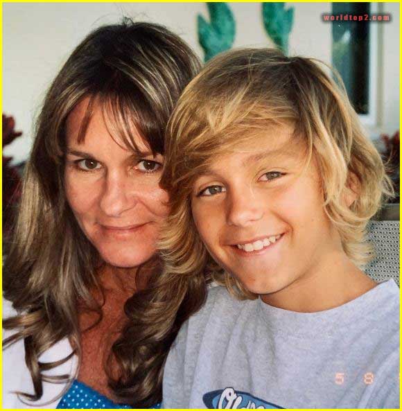 Trea Turner childhood photo with his mother