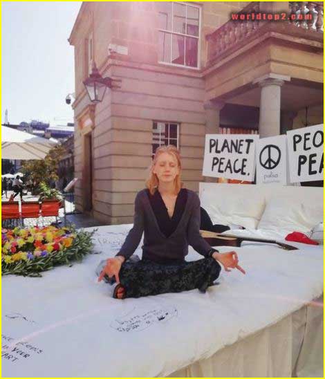 Lauren McCrostie bio wiki facts