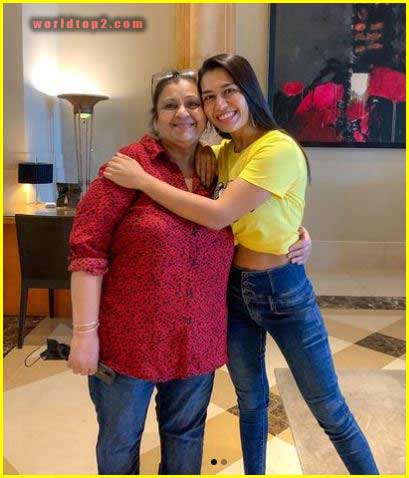 Dhruvi Nanda with her mother