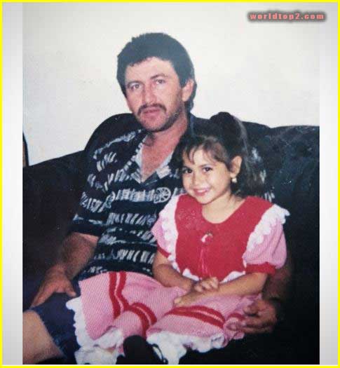 Jailyne Ojeda Ochoa childhood photo with her father