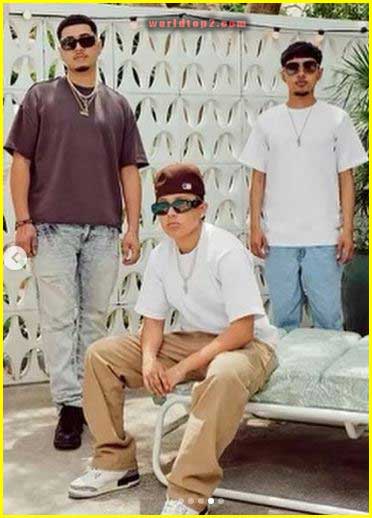 Jairo Martínez with his brother and sister