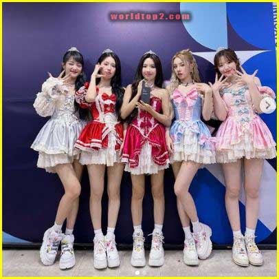 Jeon Soyeon with other members of GIDLE