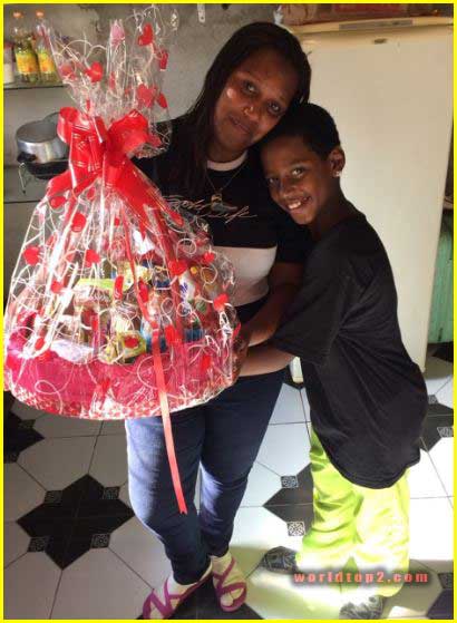 MC Caverinha with his mother