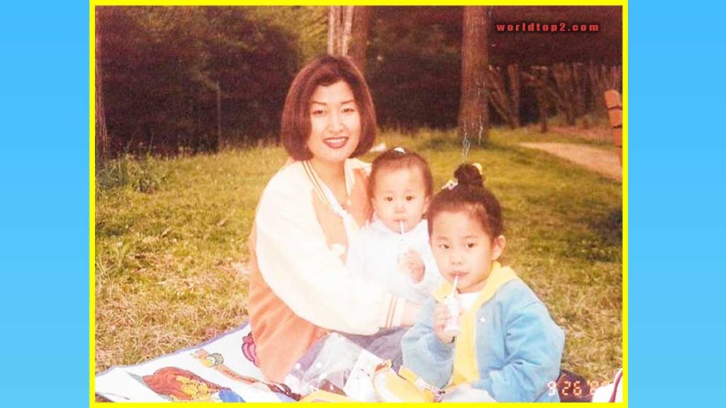 Soyeon childhood photo with her sister and mother