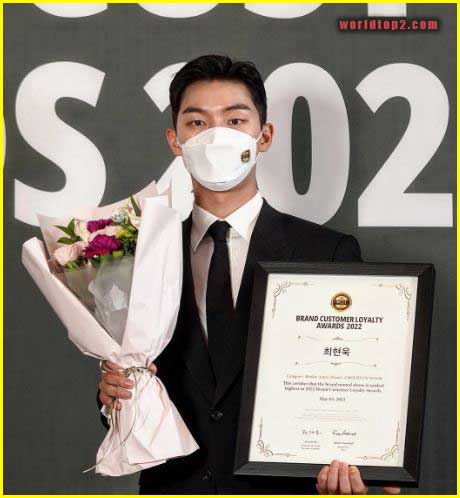 Choi Hyun Wook with his award