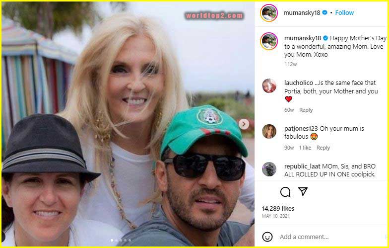 Mauricio Umansky with his mother and sister