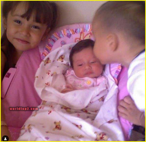 Tessa Alesia childhood photo with her brother and sister