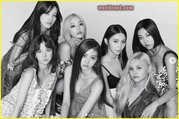 Kwon Eun Bin with other members of CLC
