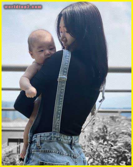 Park Ye-ni with her nephew