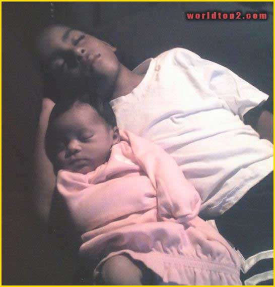 Ayeitsmaya childhood photo with her brother