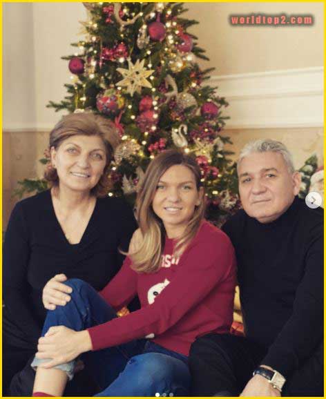Simona Halep with her parents