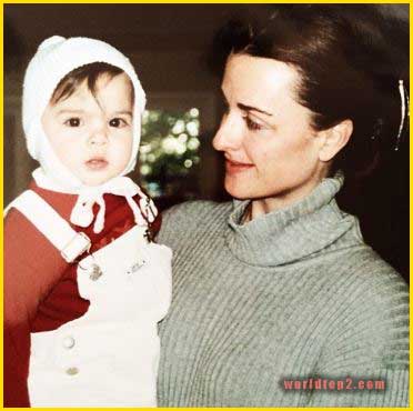 Sophia Umansky childhood photo with her mother