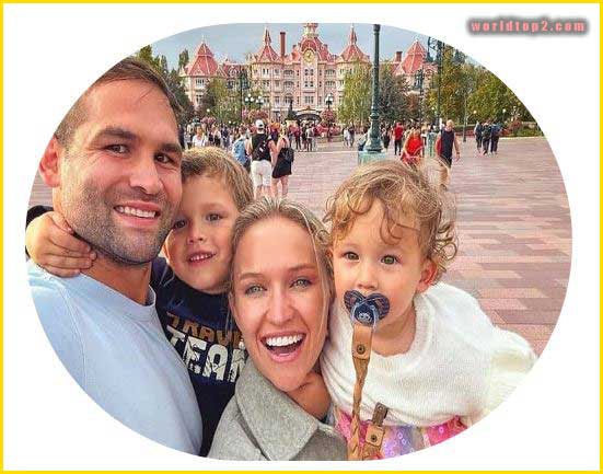 Cobus Reinach with his wife and children