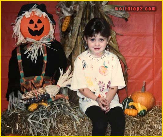 Natalia Dyer childhood photo