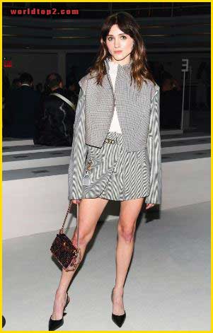 Natalia Dyer hot and sexy