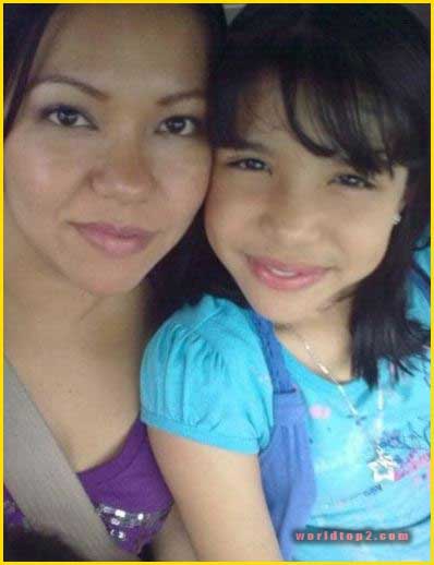 Yuri Mua childhood photo with her mother