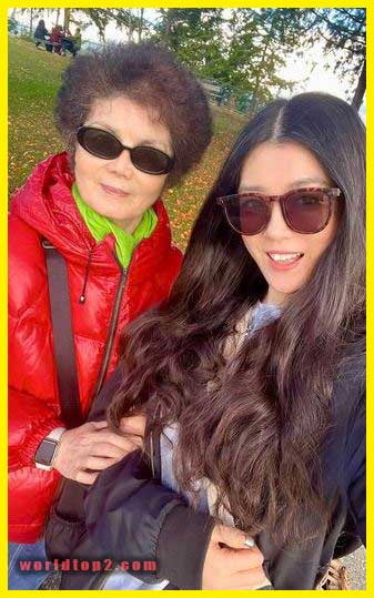 Linda Yu Qian with her mother