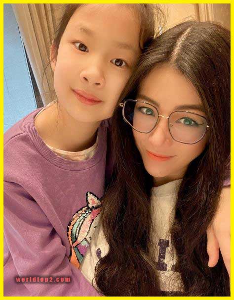 Linda Yu Qian with her younger daughter