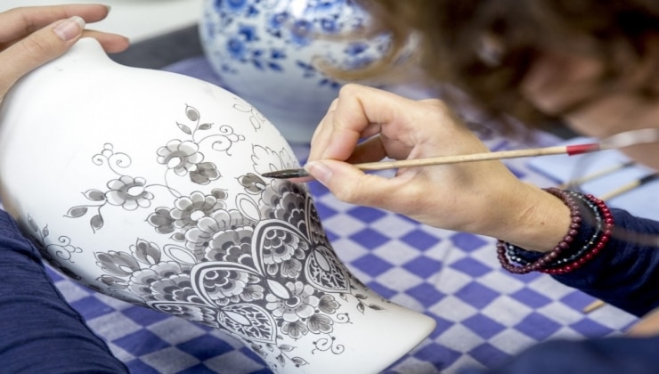 Timeless elegance: the art of gifting Delft Blue tiles